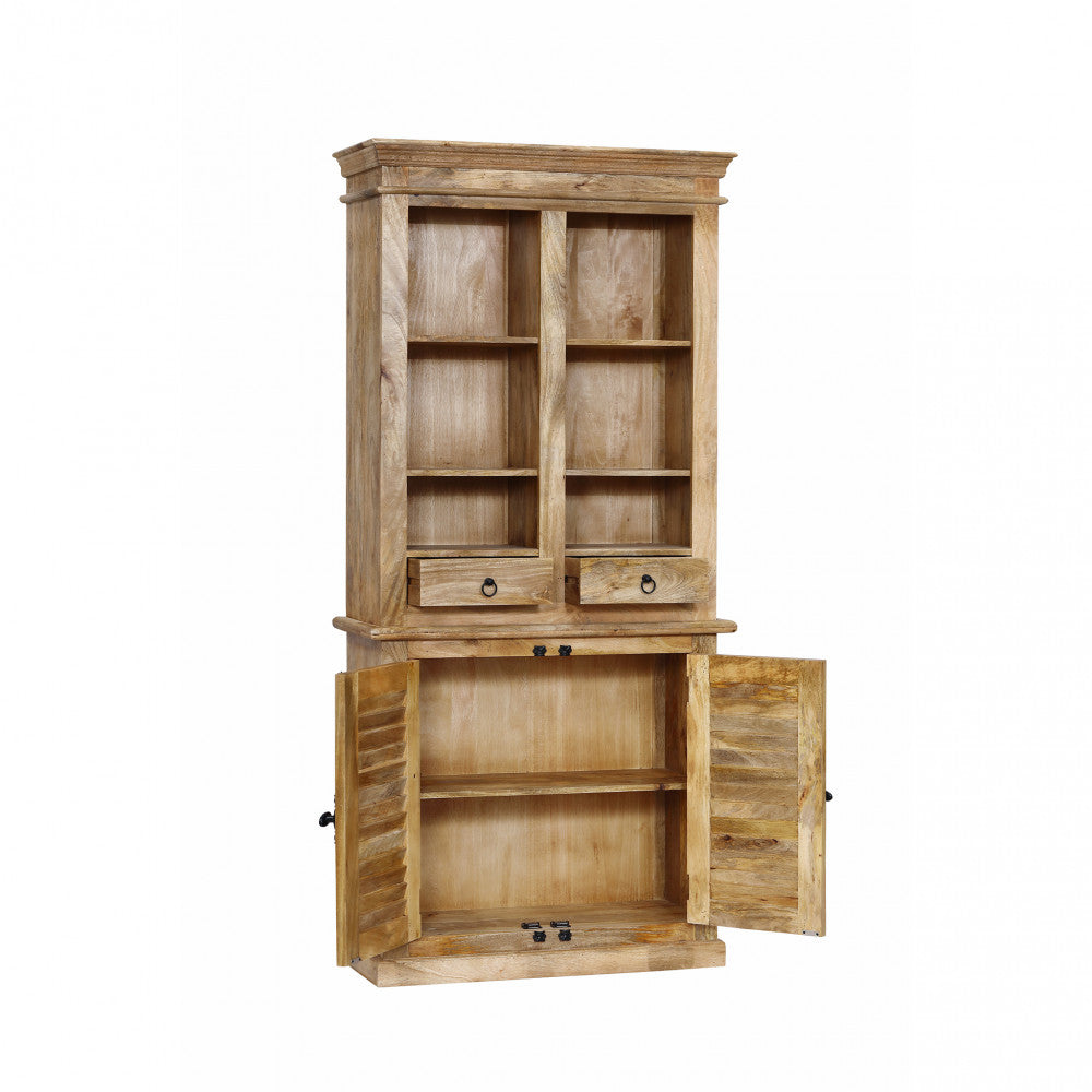 Credenza Julian con ante inferiori aperte, rivelando gli ampi scomparti interni in legno massello.
