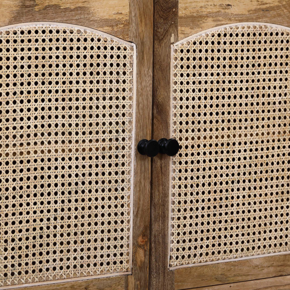 Dettaglio ravvicinato dell'intreccio in rattan e dei pomelli neri sulle ante inferiori della Vetrina Kaleb.