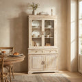 Credenza Lambert in legno di mango marrone chiaro, ambientata in una sala da pranzo luminosa con tavolo rotondo.