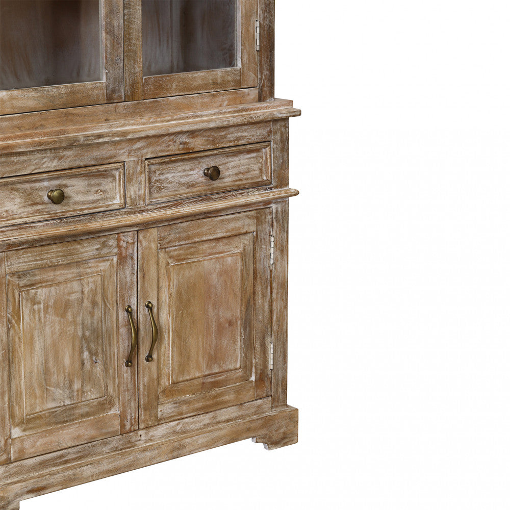 Dettaglio ravvicinato delle venature del legno di mango e delle maniglie in metallo anticato della credenza Lambert.