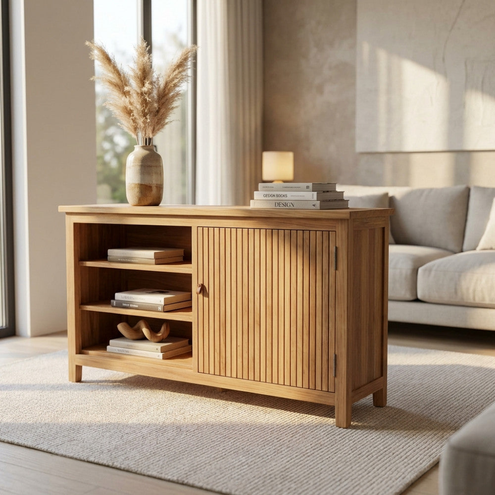 Credenza Lexington 150 in teak marrone, ambientata in un luminoso soggiorno dal design nordico.