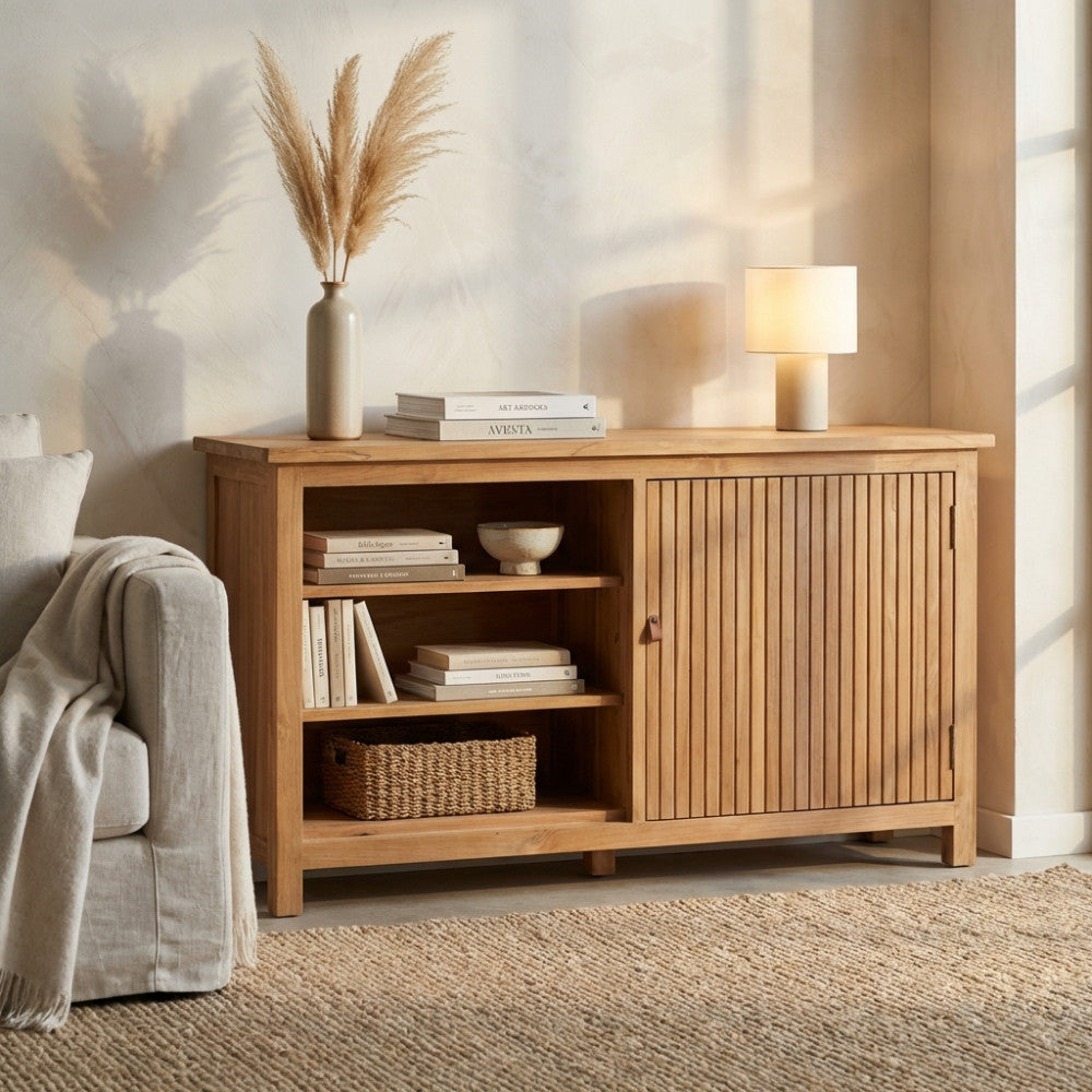 Dettaglio frontale della credenza in teak con anta scorrevole a listelli e ripiani aperti decorati.