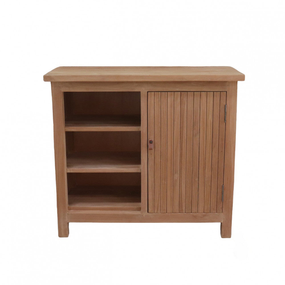 Vista frontale della credenza in teak Lexington 90 su sfondo bianco, che evidenzia i ripiani a giorno a sinistra e l'anta in legno a listelli a destra.