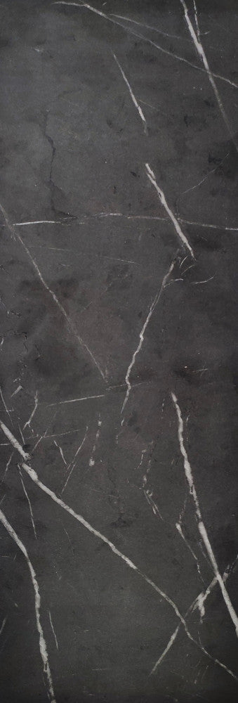 Dettaglio ravvicinato della finitura in bilaminato marrone antracite con venature chiare.