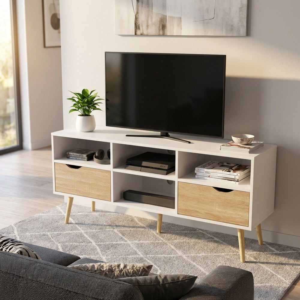Porta TV Brody in legno bianco e marrone ambientato in un soggiorno luminoso con televisore e decorazioni.