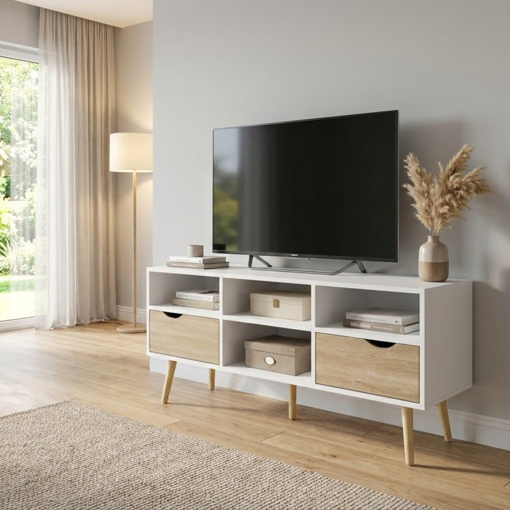 Porta TV Brody in un salotto dal design scandinavo con luce naturale, lampada da terra e tappeto testurizzato.
