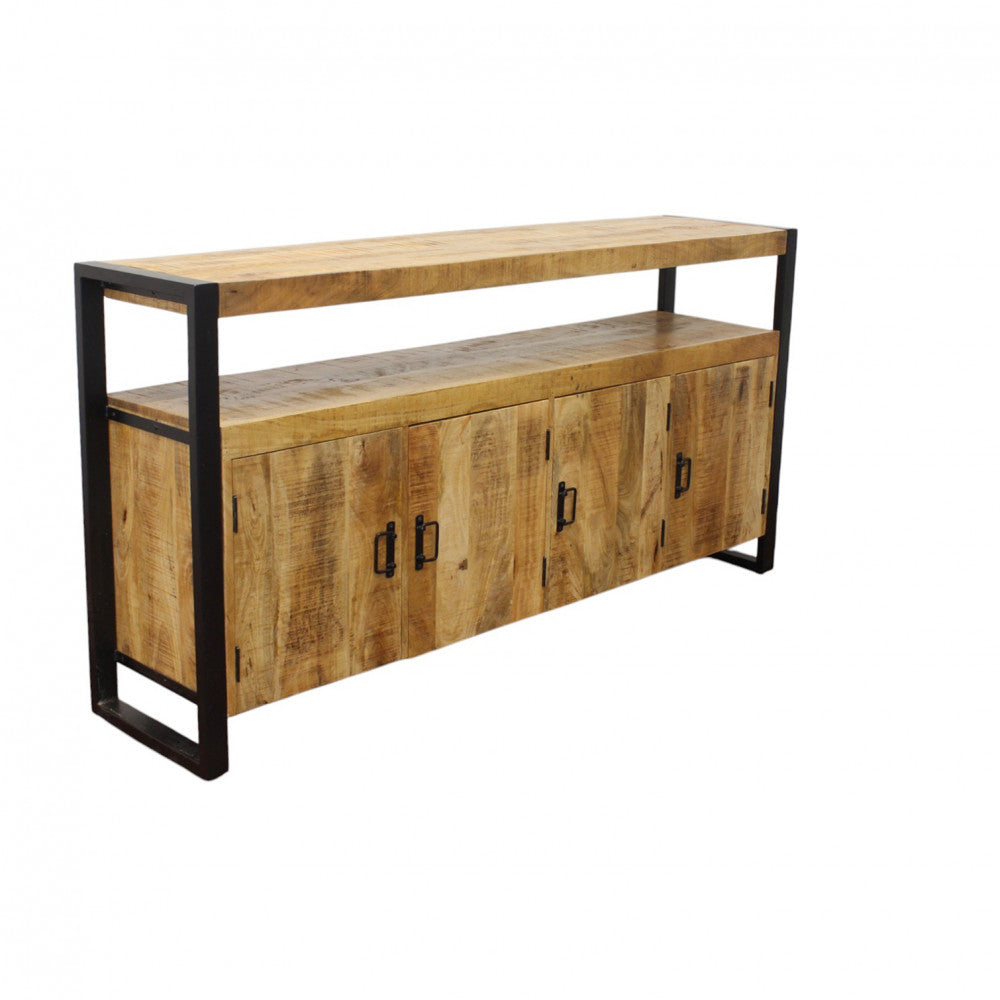 Vista prospettica della libreria Reginald isolata su fondo bianco, che mostra i quattro sportelli in legno.