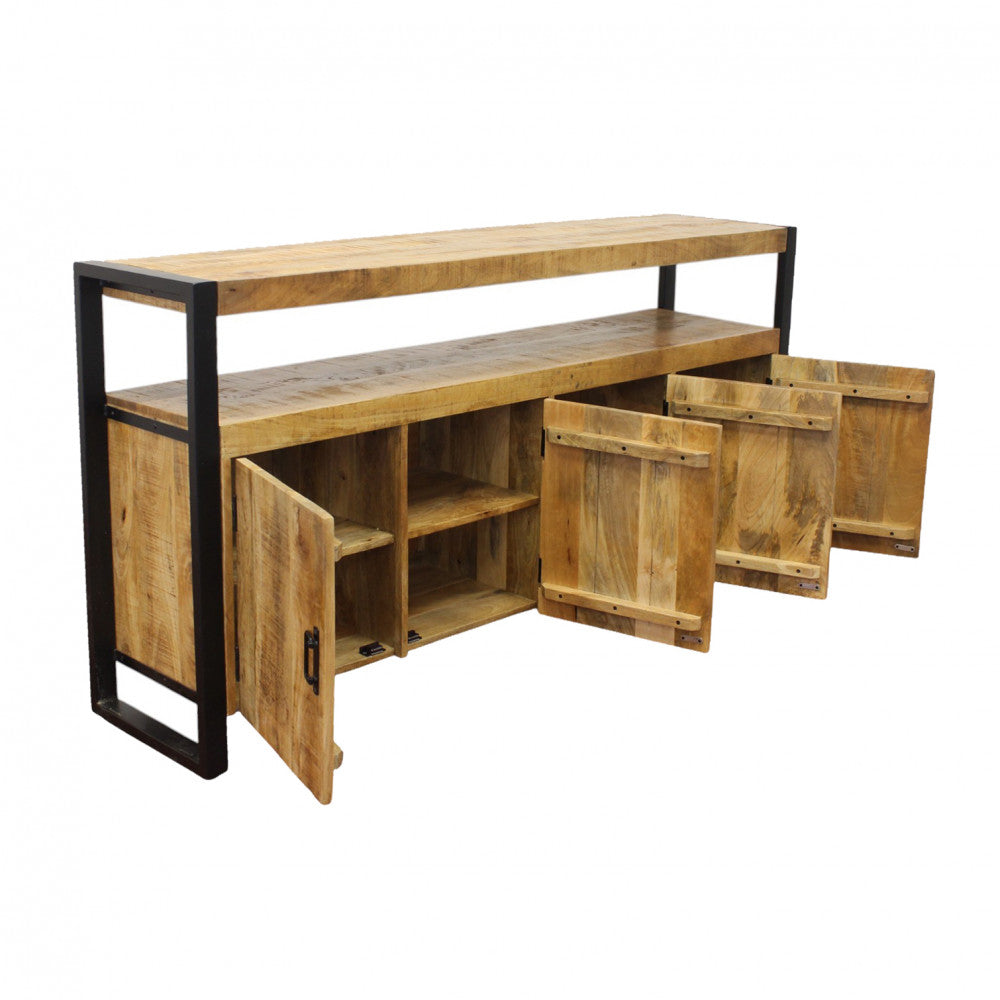 Libreria Reginald con gli sportelli aperti, rivelando gli ampi vani interni e le mensole in legno di mango.