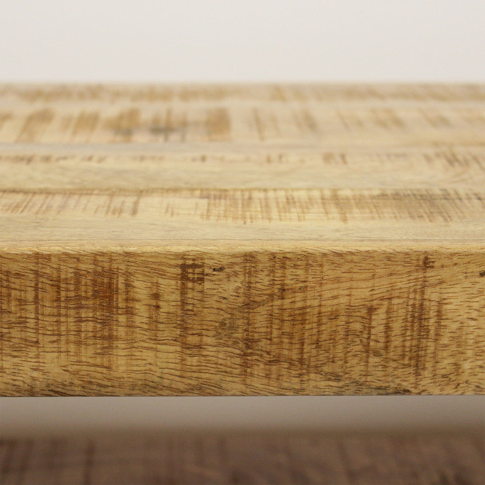 Ingrandimento della superficie in legno di mango, evidenziando le striature naturali e la lavorazione artigianale.