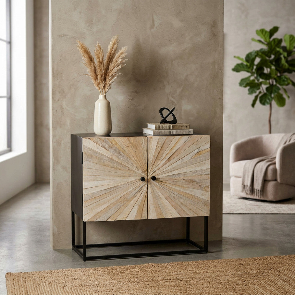 Dettaglio frontale della credenza con ante in legno a raggiera e vaso decorativo.
