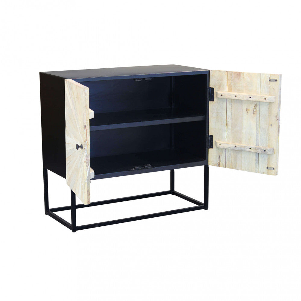 Credenza aperta che mostra i ripiani interni neri e la struttura in metallo.