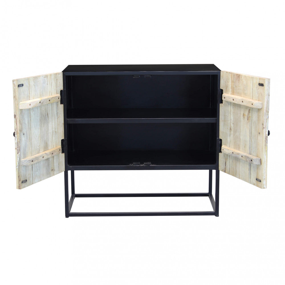 Vista frontale della credenza con entrambe le ante aperte, evidenziando la capienza interna.