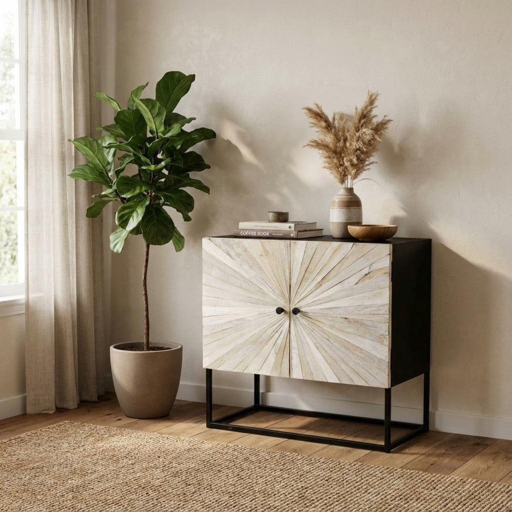 Credenza Samuel ambientata in un soggiorno luminoso con pianta d'appartamento e tappeto in iuta.