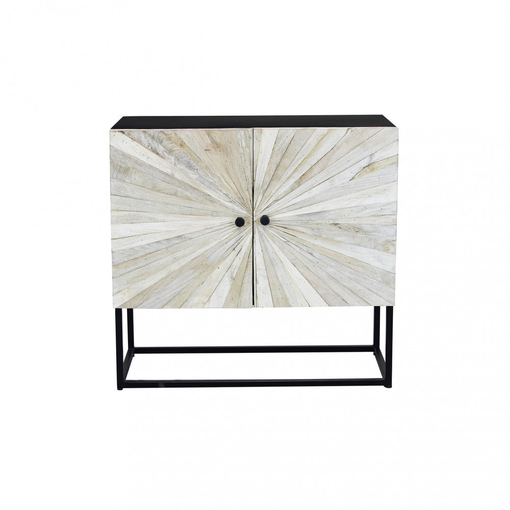 Angolazione leggermente rialzata della credenza isolata su sfondo bianco.