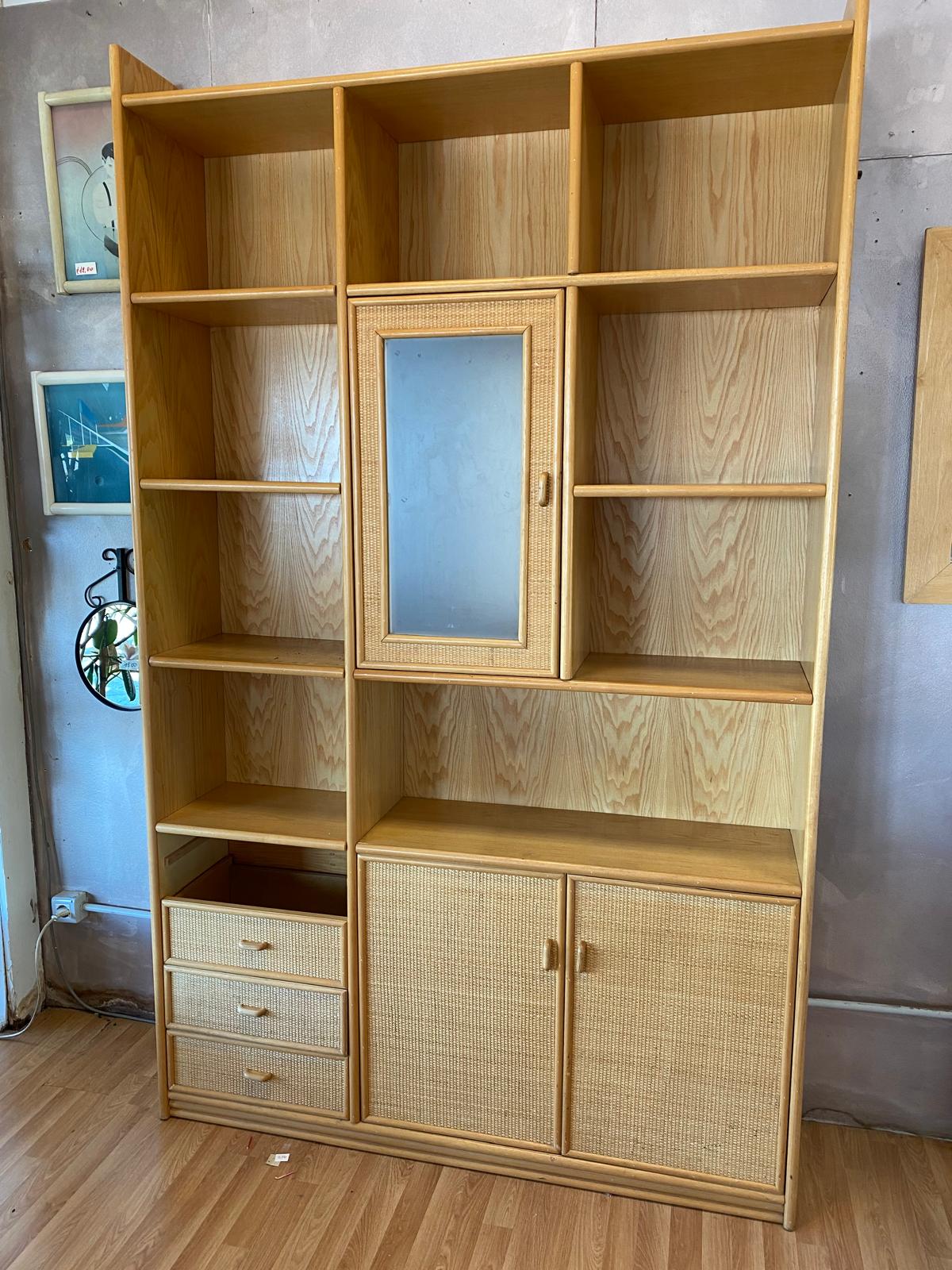 Mobile da soggiorno con cassetti e ante in rattan.