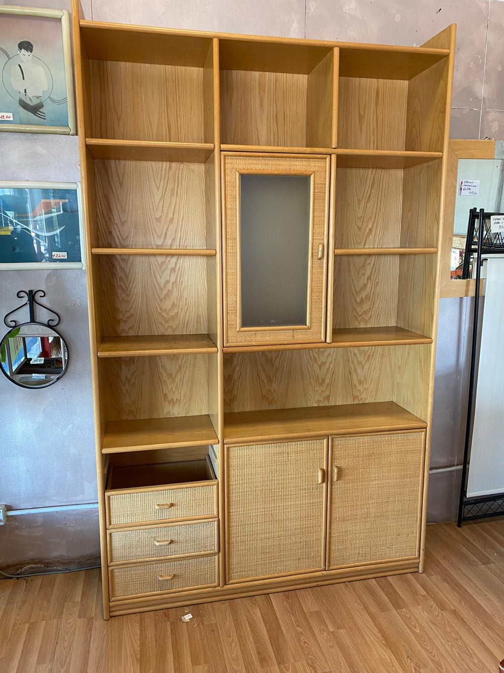 Mobile da soggiorno in rattan naturale.