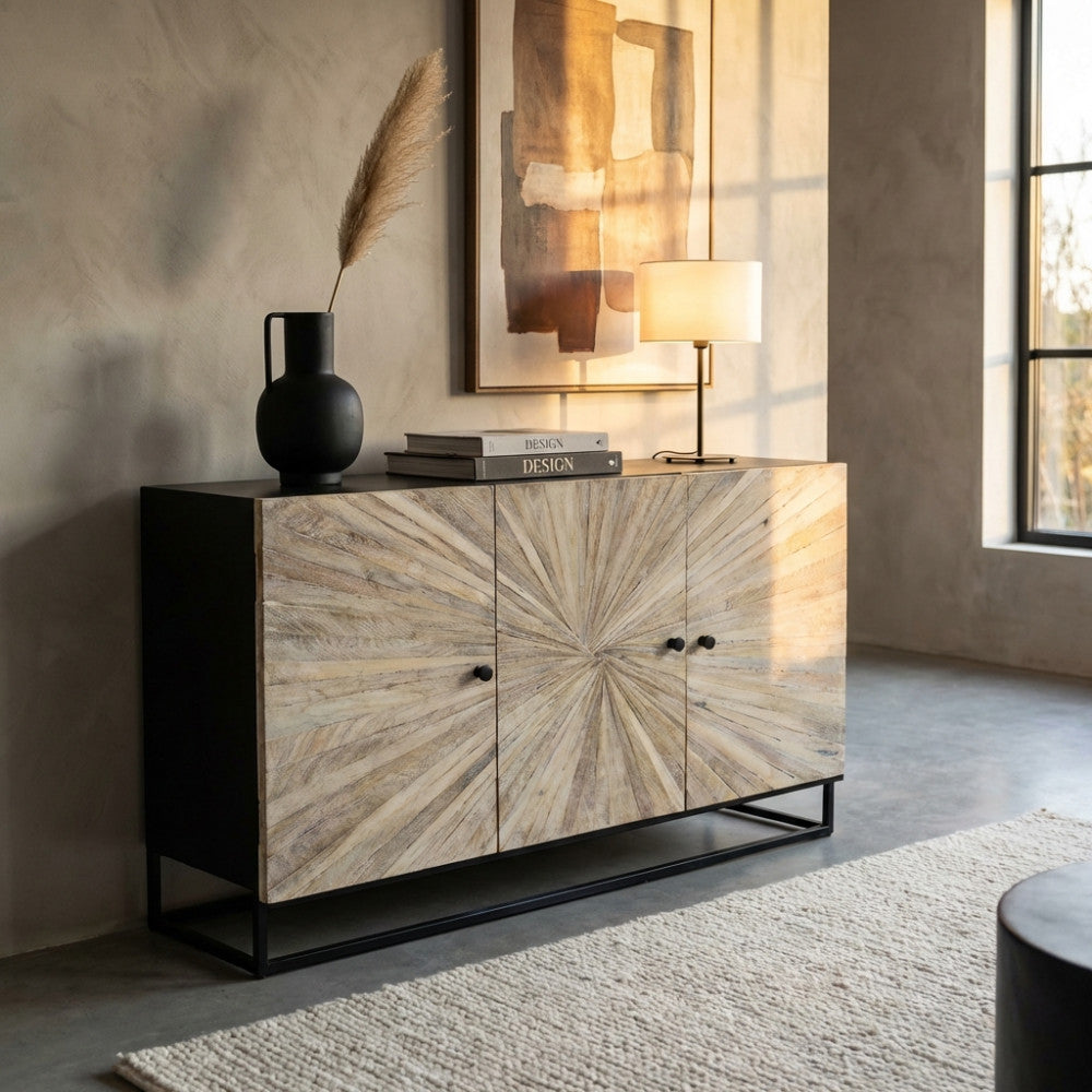 Credenza Spencer in legno di mango con decoro a raggiera, ambientata in un living moderno con luce naturale, vaso nero e lampada da tavolo.