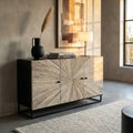Credenza Spencer in legno di mango con decoro a raggiera, ambientata in un living moderno con luce naturale, vaso nero e lampada da tavolo.