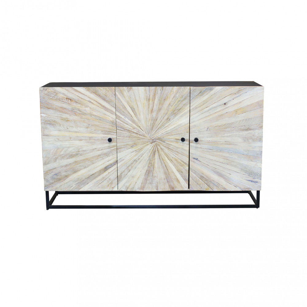 Vista frontale completa della credenza Spencer su sfondo bianco, che mostra la simmetria perfetta delle tre ante e la base geometrica in ferro nero.