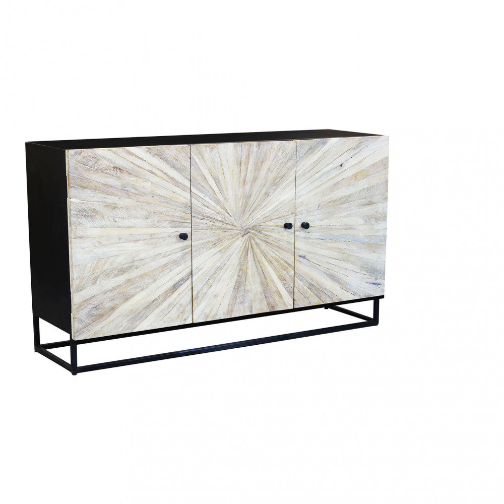 Vista frontale isolata della credenza Spencer su sfondo bianco, che evidenzia le tre ante con lavorazione artigianale a raggiera in legno di mango.