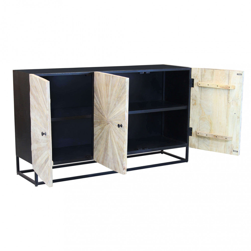 Credenza Spencer aperta con l'anta destra spalancata, mostrando i robusti ripiani interni neri e la struttura interna delle ante in legno massello.