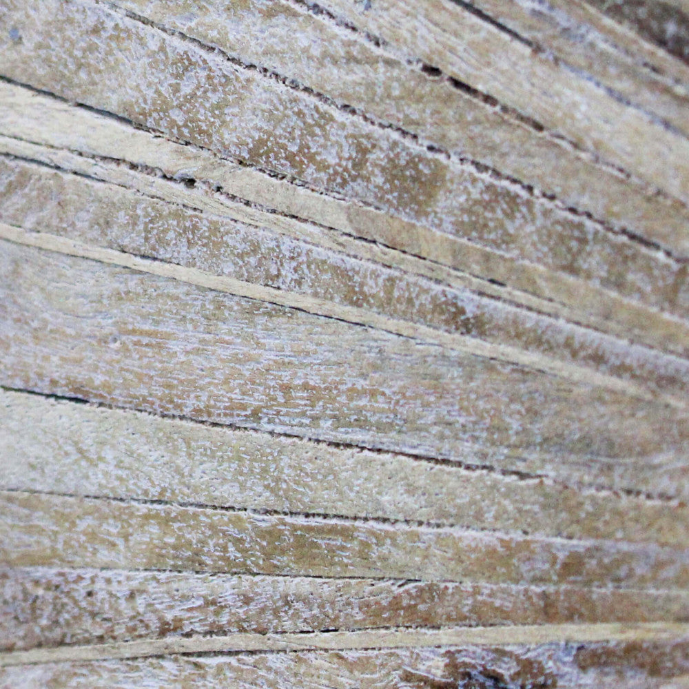 Dettaglio macro della lavorazione del legno di mango, che mostra le venature naturali, la finitura materica e i tagli geometrici del decoro a raggiera.