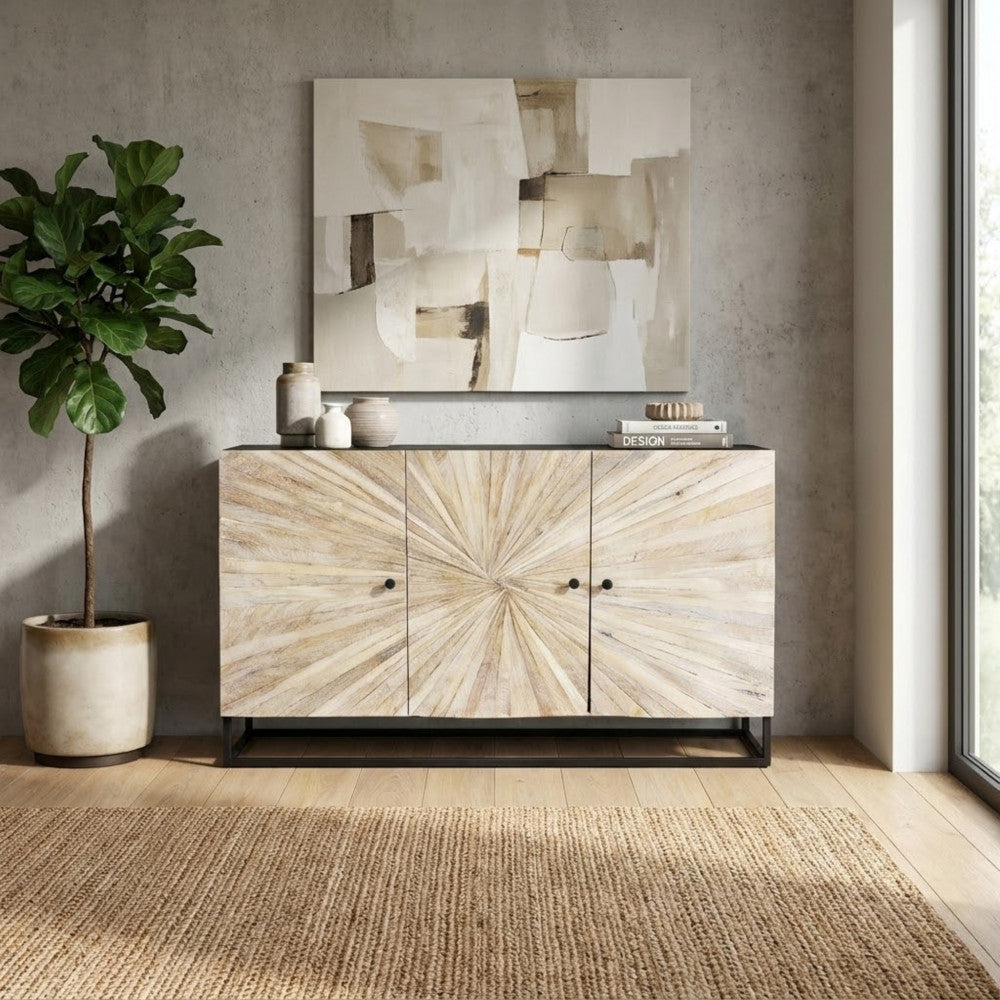 Madia Spencer posizionata frontalmente in un ambiente luminoso e minimale, abbinata a un quadro astratto, vasi in ceramica e un tappeto in iuta.