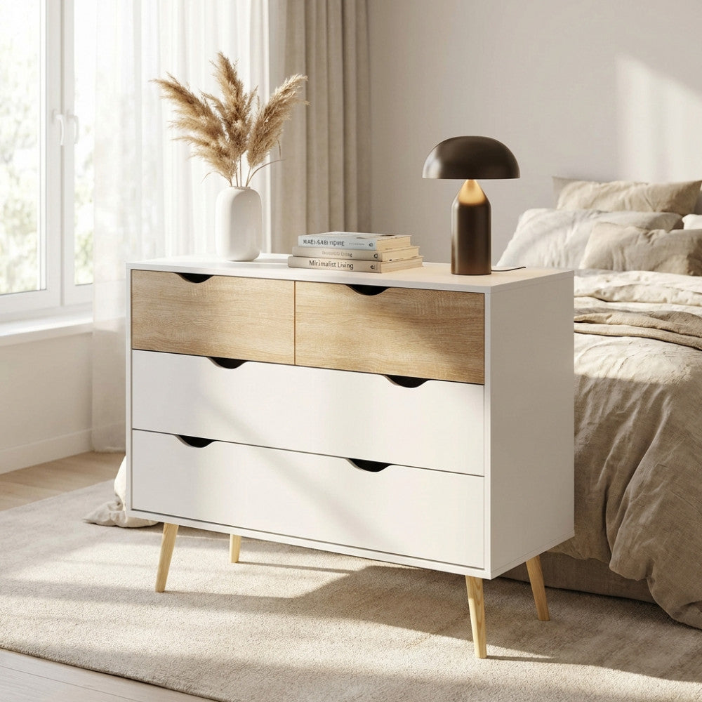 Cassettiera Terence in legno bianco e marrone ambientata in una camera da letto luminosa con lampada di design.