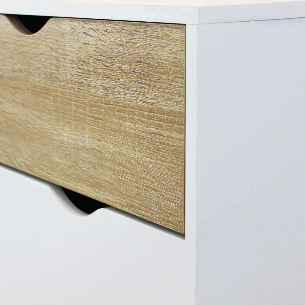 Primo piano della finitura in legno marrone del cassetto della credenza THEODORE, che mostra la texture naturale e la lavorazione di prima qualità.