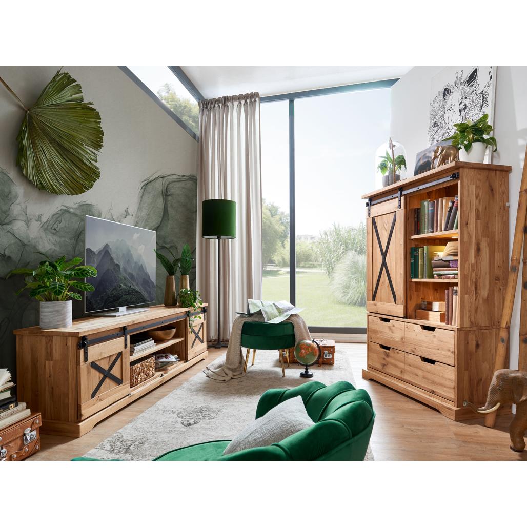 Il Mobile TV Nyks II ambientato in un soggiorno con arredi moderni e industriali, che ne sottolinea l'integrazione stilistica e la funzionalità | Albert Stock