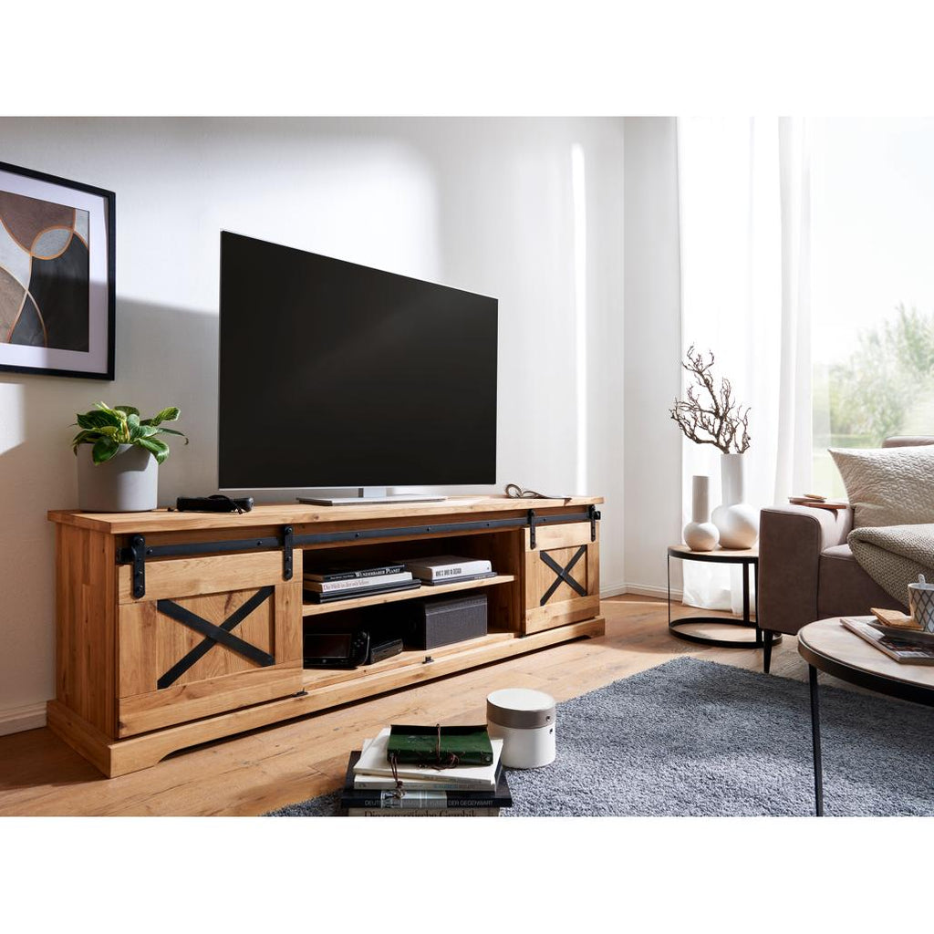 Mobile TV Nyks II in rovere oliato con ante scorrevoli e dettagli metallici a forma di "X", ideale per un soggiorno in stile loft | Albert Stock