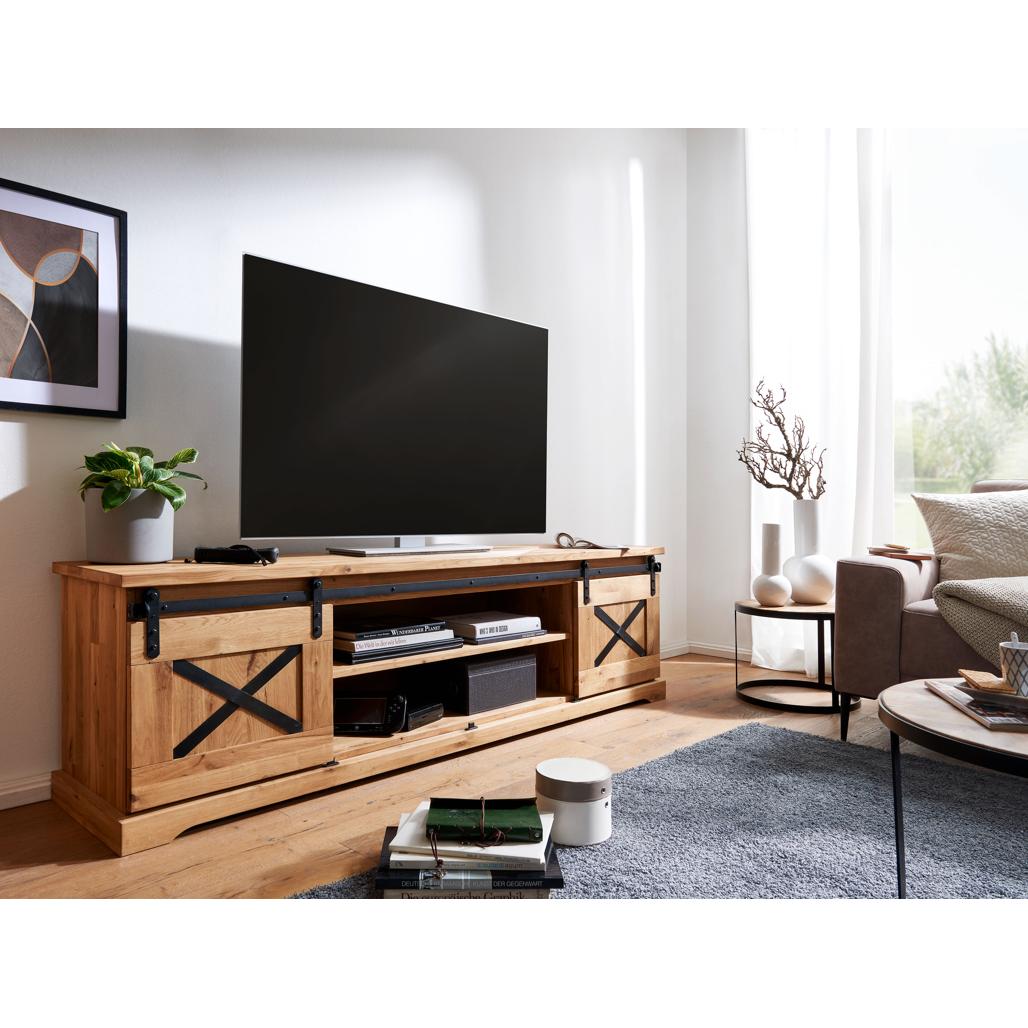 Mobile TV Nyks II in rovere oliato con ante scorrevoli e dettagli metallici a forma di "X", ideale per un soggiorno in stile loft | Albert Stock