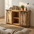 Vista frontale della credenza VERGIL in legno marrone con ante scorrevoli, ambientata in un soggiorno luminoso con decorazioni minimaliste.