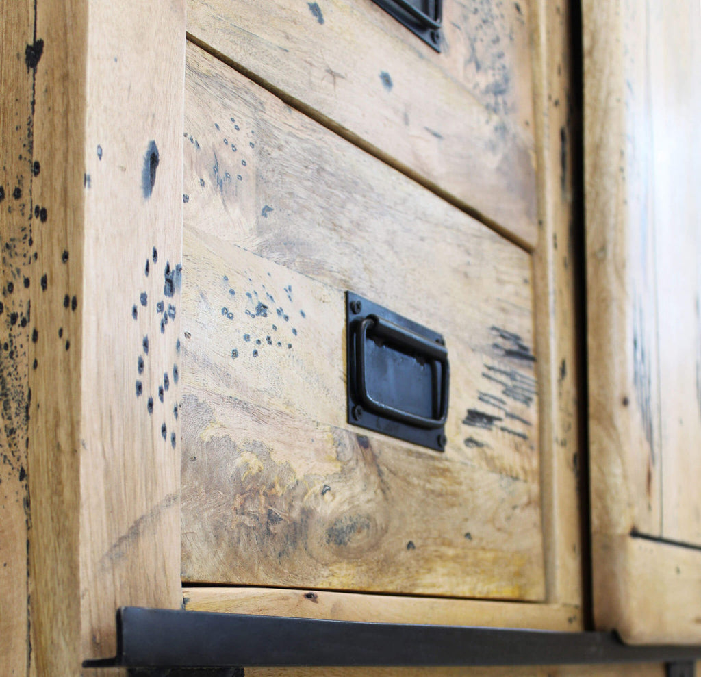 Dettaglio ravvicinato del cassetto in legno anticato della credenza VERGIL, focalizzato sulla maniglia industriale e sulle venature naturali.
