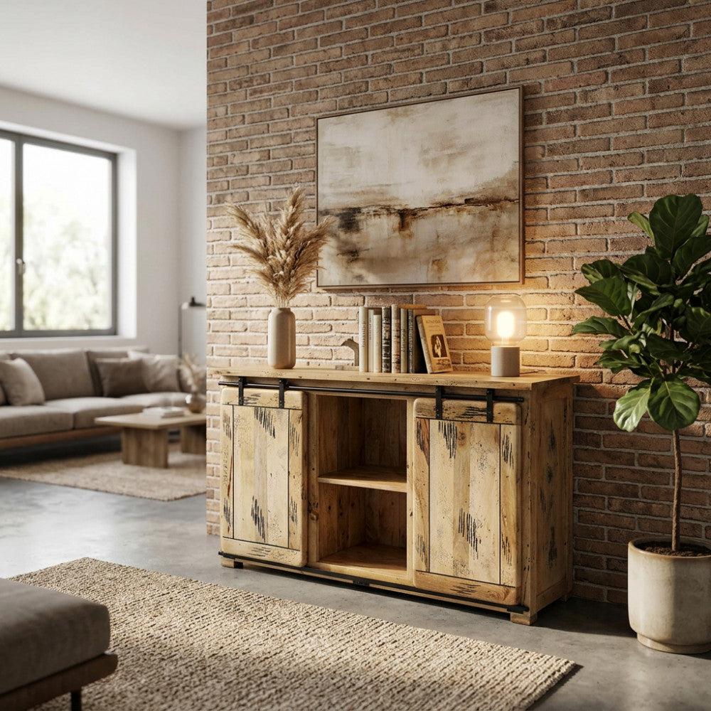 Credenza industriale VERGIL in legno massello posizionata contro una parete in mattoni a vista, arricchita da piante e lampade di design.