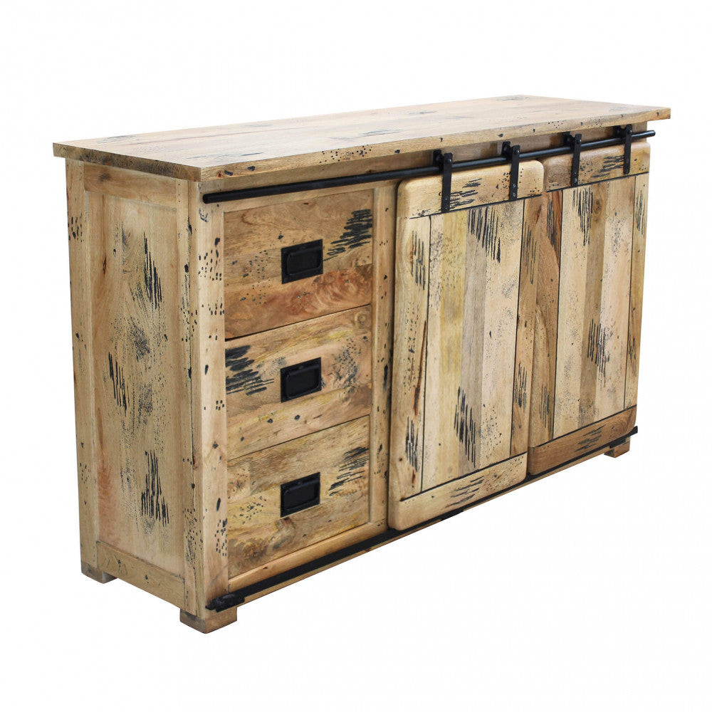 Vista angolata della credenza VERGIL su sfondo bianco, che mostra i tre cassetti laterali e le ante scorrevoli in legno anticato.