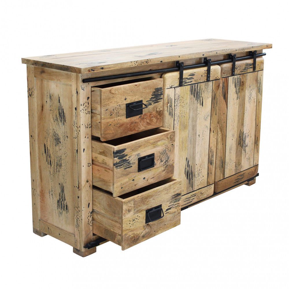 Vista angolata della credenza in legno VERGIL con i tre cassetti aperti, rivelando la capienza interna e le maniglie in metallo scuro.