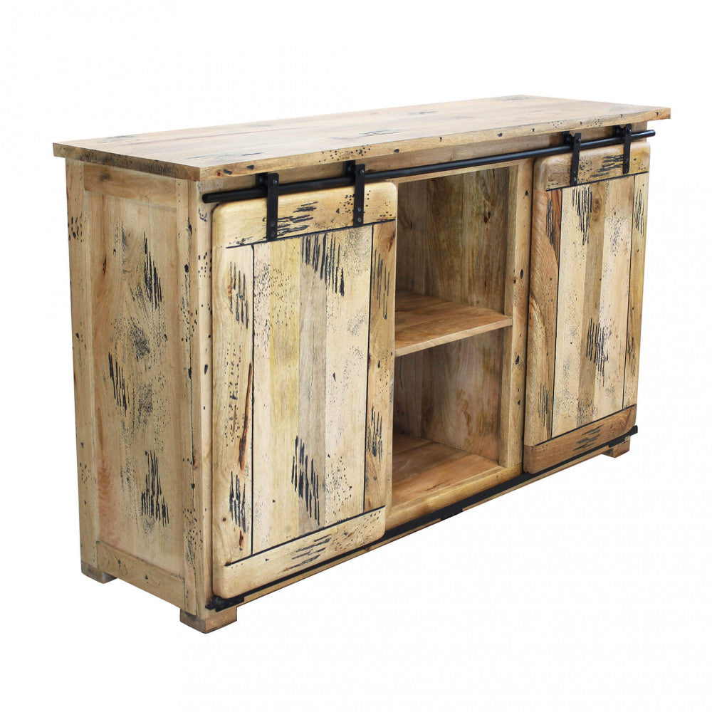 Credenza VERGIL vista di sbieco con le ante scorrevoli aperte, che mostrano i ripiani centrali spaziosi per un'organizzazione ottimale.