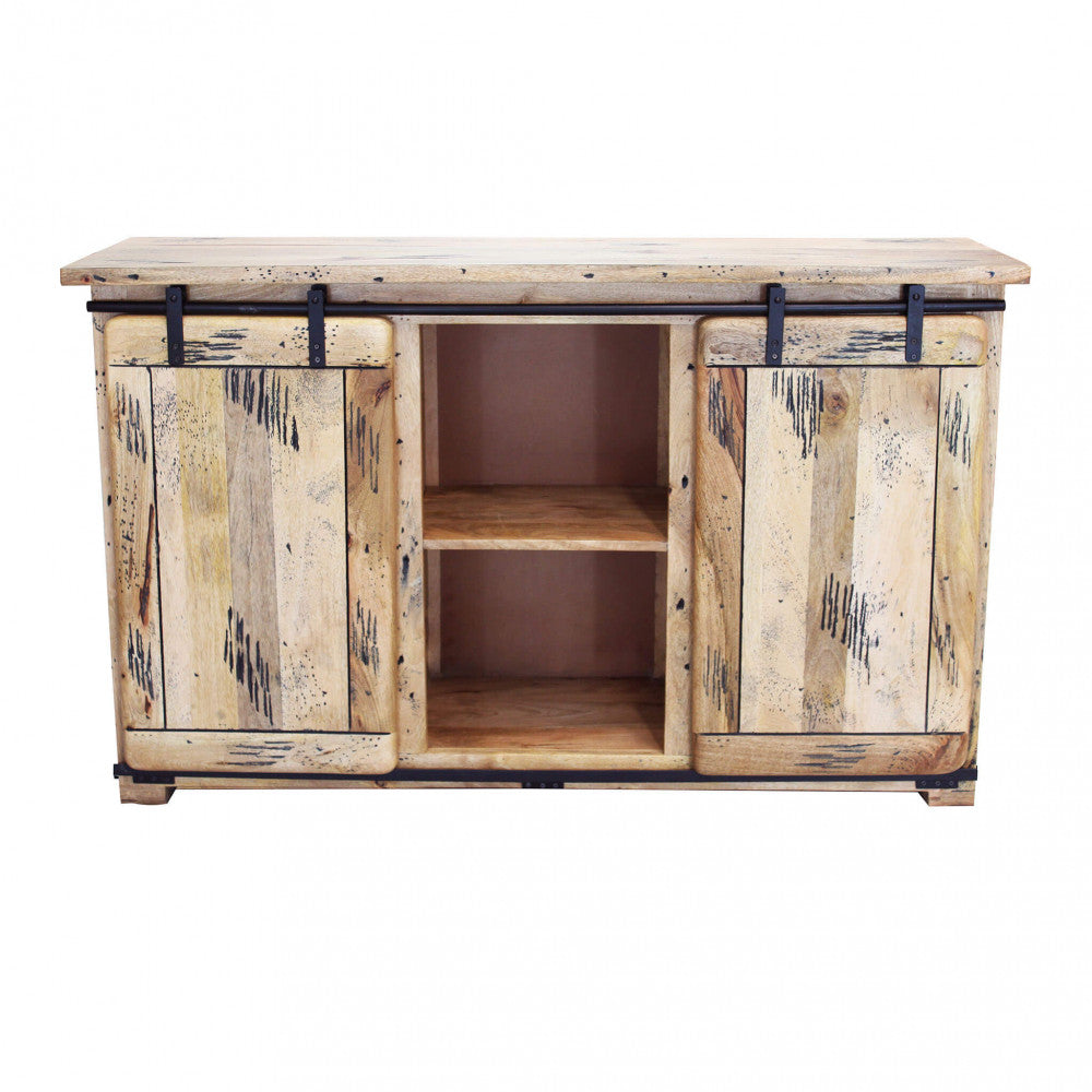 Vista frontale della credenza VERGIL con le ante in legno scorse verso l'esterno, rivelando il vano centrale a giorno con mensola.