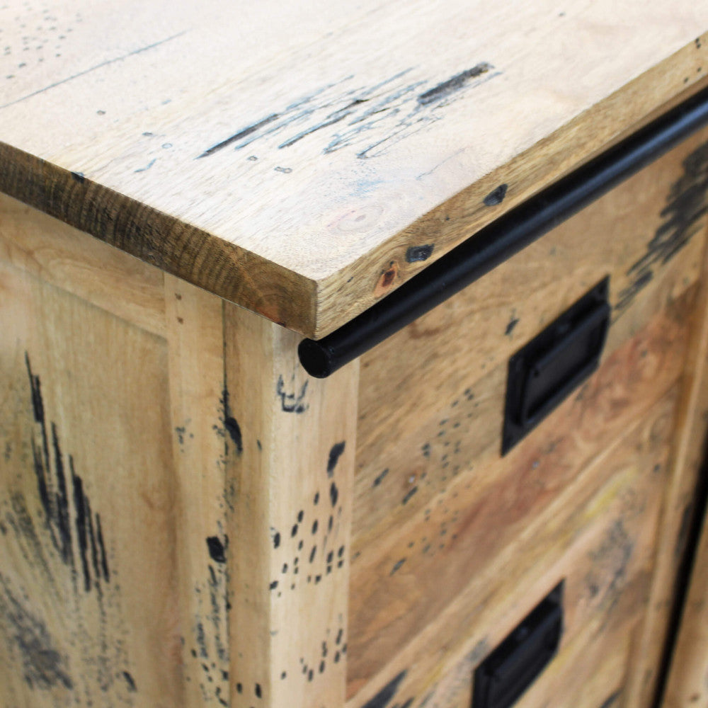 Primo piano del piano superiore in legno della credenza VERGIL, che evidenzia la texture materica e il dettaglio del binario scorrevole in metallo.