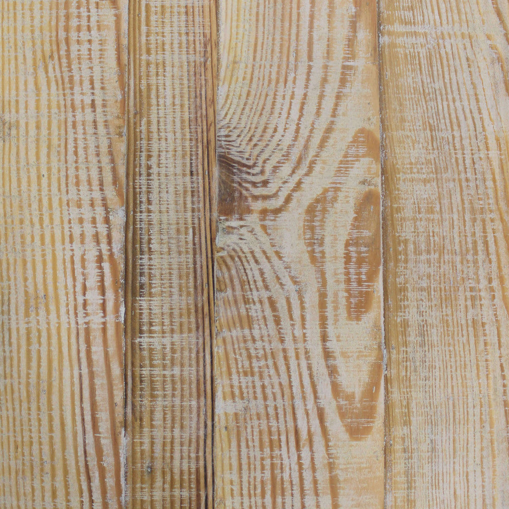 Primissimo piano delle venature naturali del legno sulla cassettiera Wilson, che mostra la superficie tattile magistralmente lavorata.