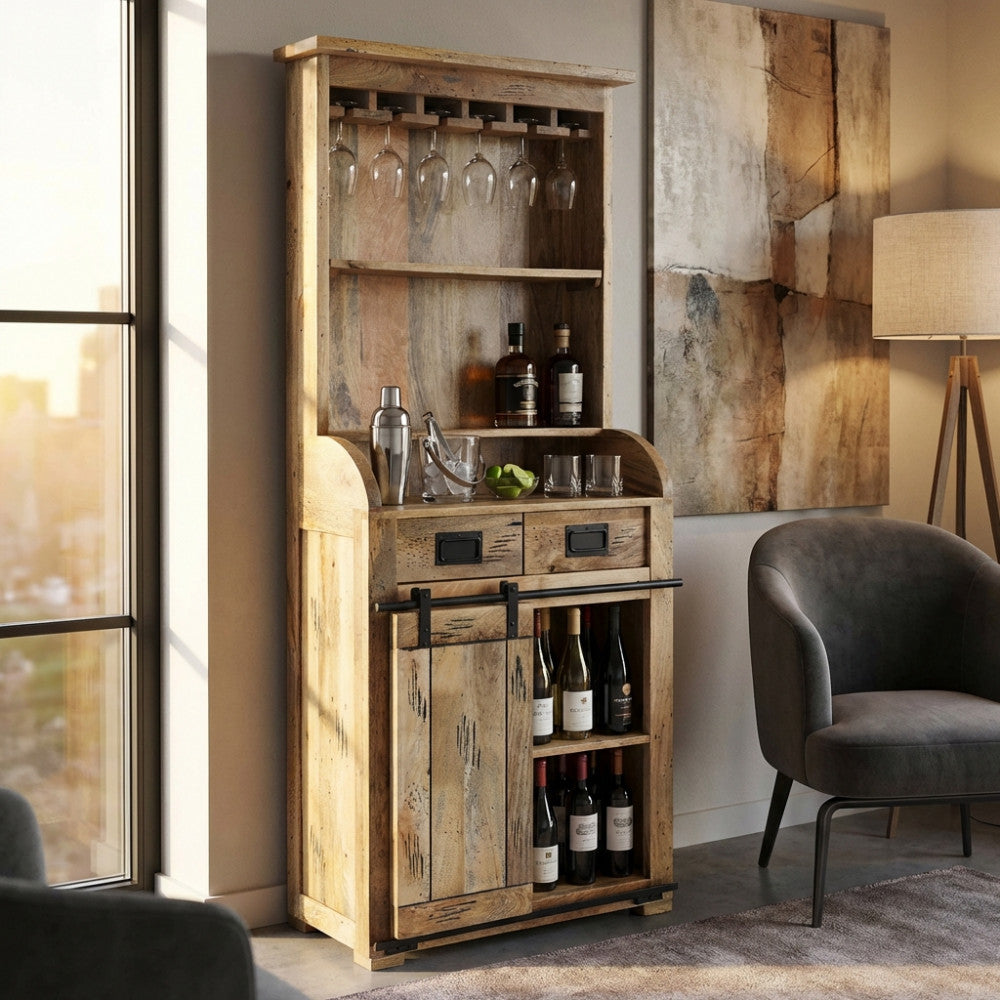 Credenza bar Yorick in legno marrone ambientata in un salotto luminoso con calici sospesi.
