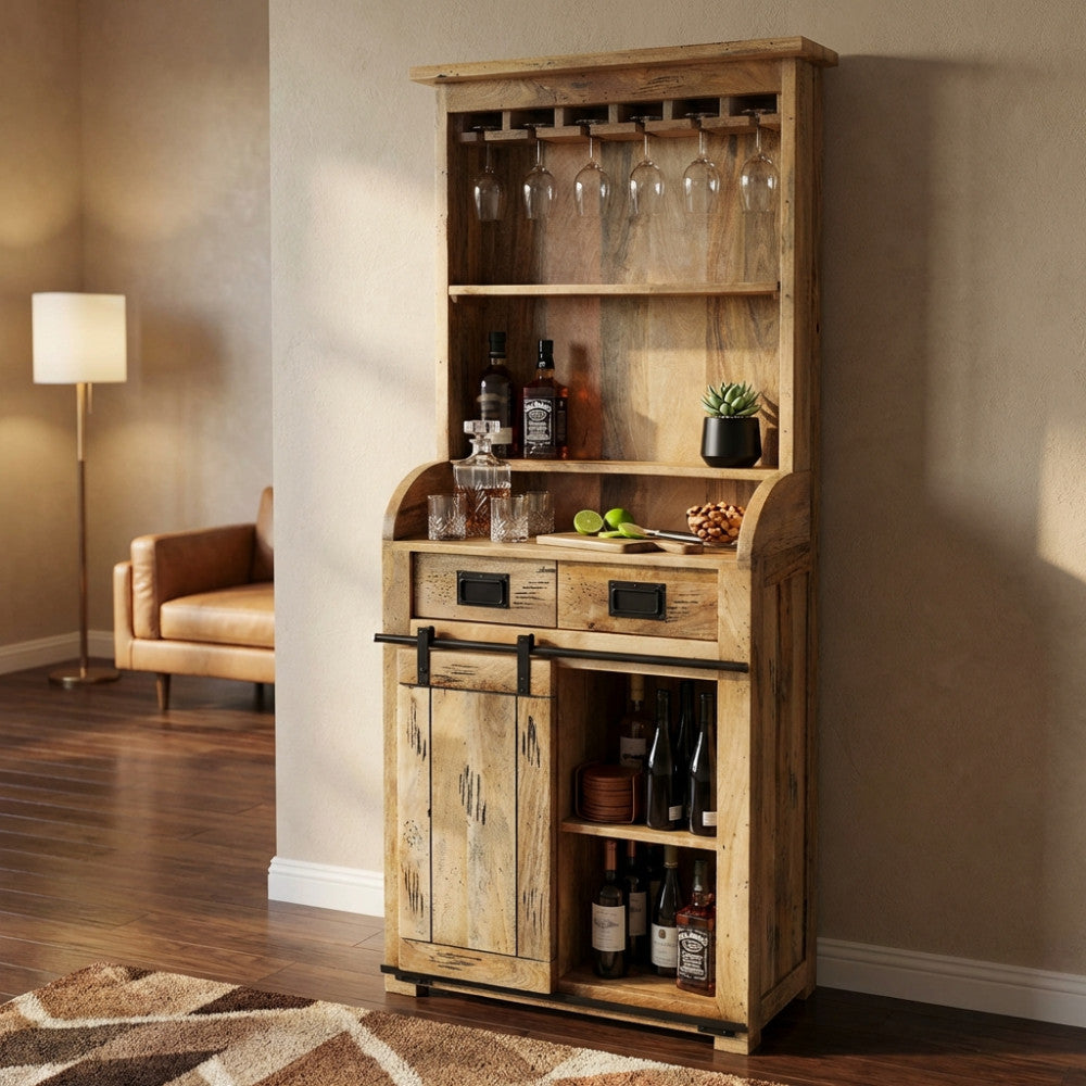 Vetrina Yorick in legno massello con bottiglie e accessori bar in un contesto living elegante.