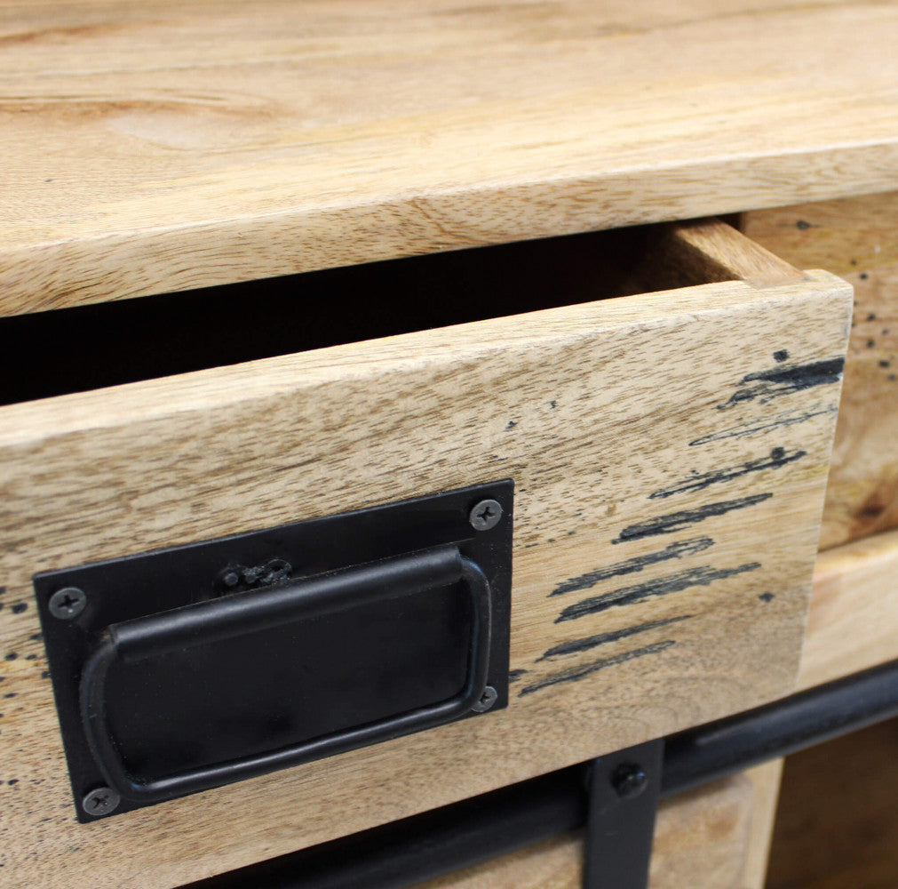 Dettaglio ravvicinato del cassetto in legno marrone con maniglia in metallo scuro della credenza Yorick.