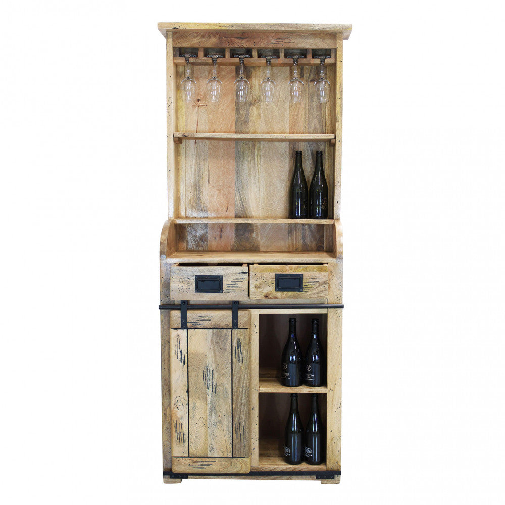 Credenza Yorick in legno con bottiglie di vino esposte nei vani inferiori e calici nella rastrelliera superiore.