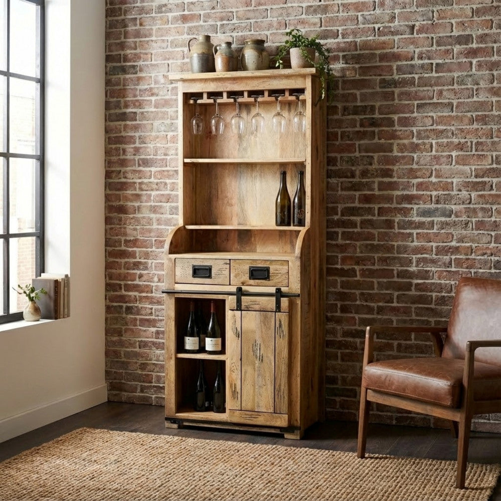 Mobile bar Yorick inserito in un ambiente dal design industriale con parete in mattoni e poltrona in pelle.
