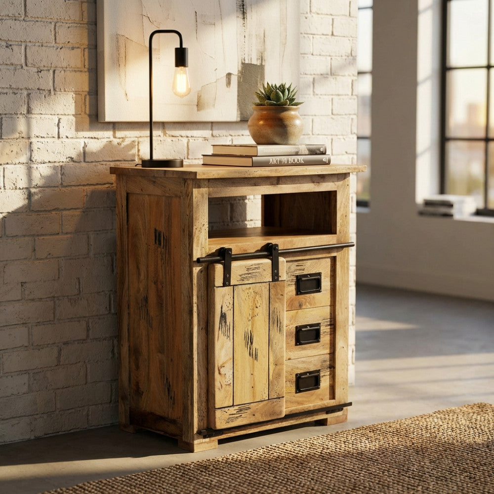Credenza Zacharias in legno marrone ambientata in un soggiorno luminoso con parete in mattoni a vista.