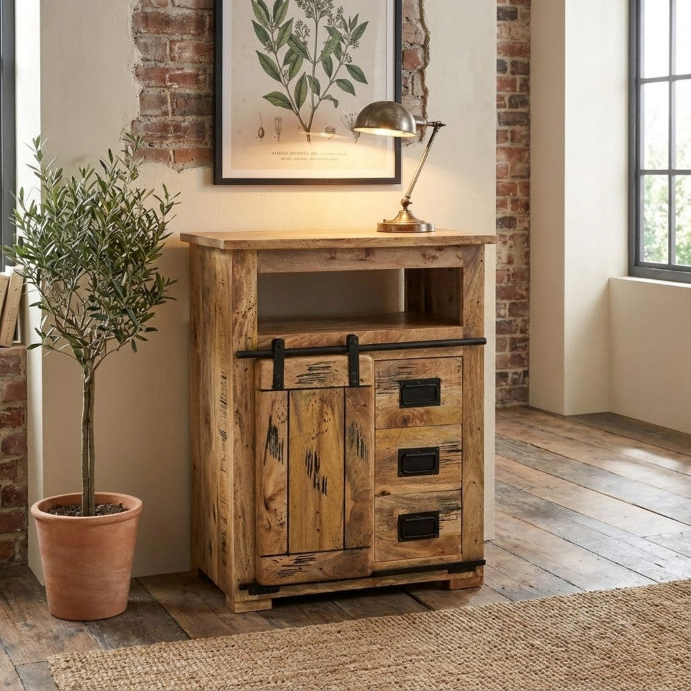 Credenza Zacharias inserita in un contesto rustico con pavimento in legno, pianta di ulivo e lampada da tavolo.