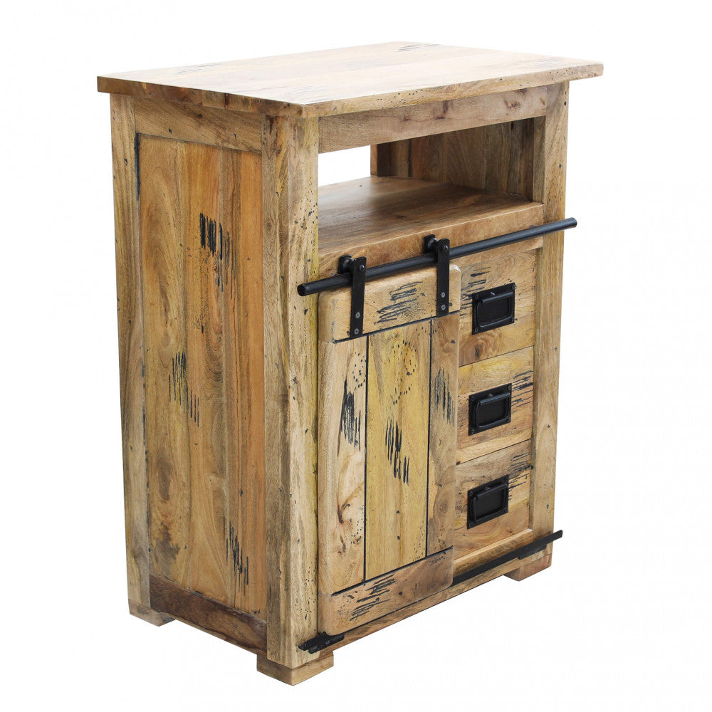 Vista angolare della credenza in legno massello con anta scorrevole chiusa a sinistra e tre cassetti a destra.