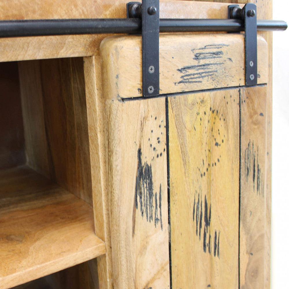 Primo piano del meccanismo scorrevole in metallo scuro e della finitura rustica del legno sulla credenza Zacharias.